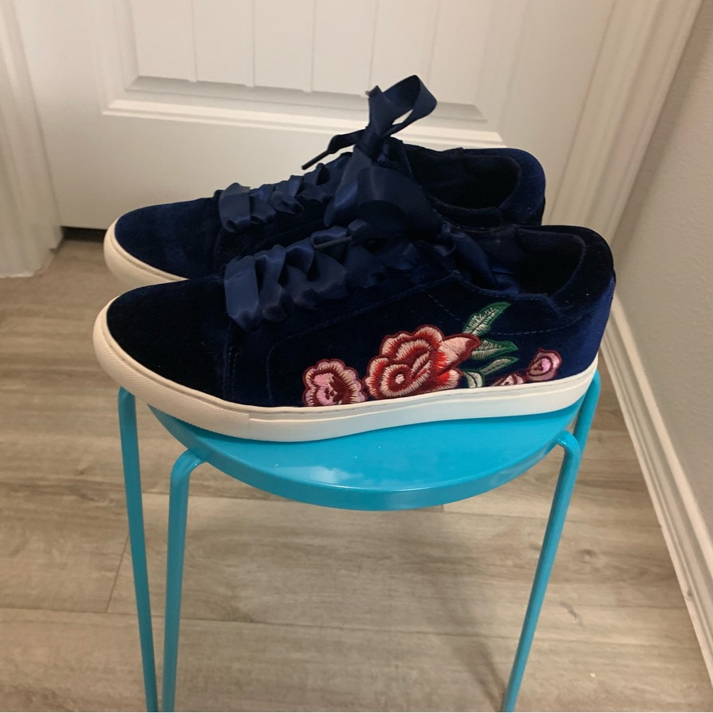 Gently Pre-Owned Navy Blue Kenneth Cole Textured Sneakers